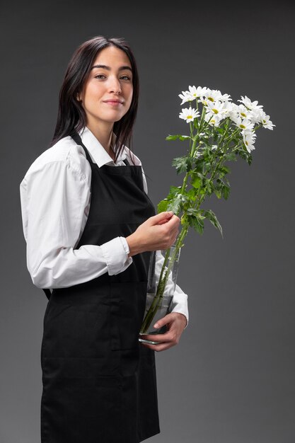 Fiorista femminile del ritratto con i fiori