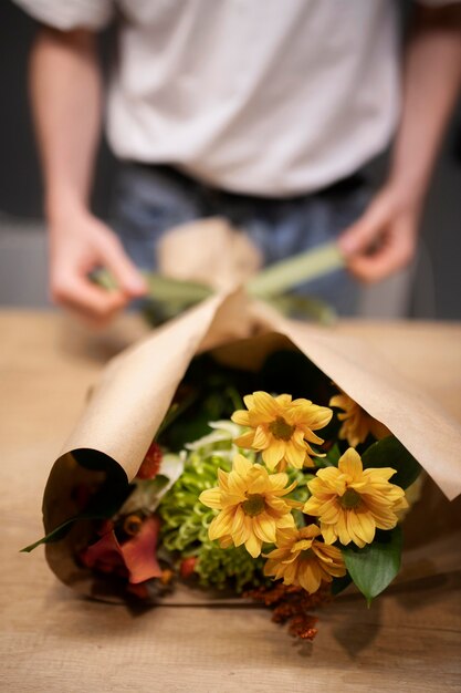 Fiorista maschio che fa un bellissimo bouquet