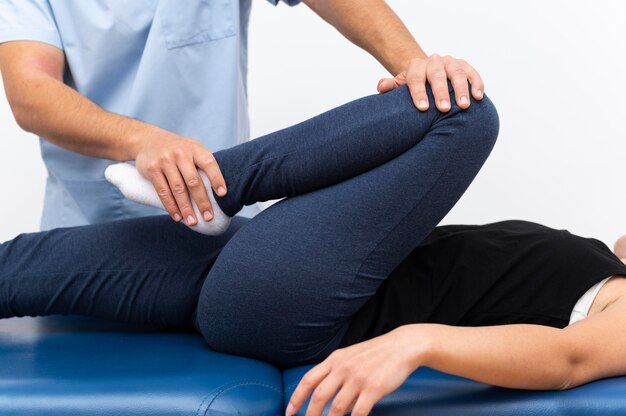 Fisioterapista facendo esercizi con paziente femminile