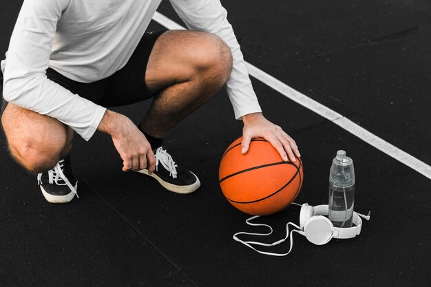 Fit atleta di pallacanestro che si allena all'aperto