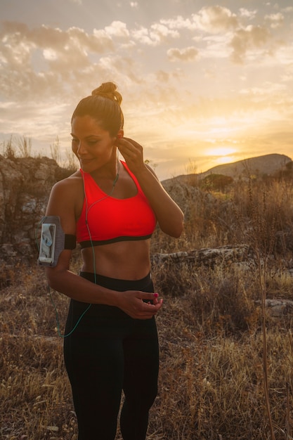 Fit donna con auricolari prima dell&#39;allenamento