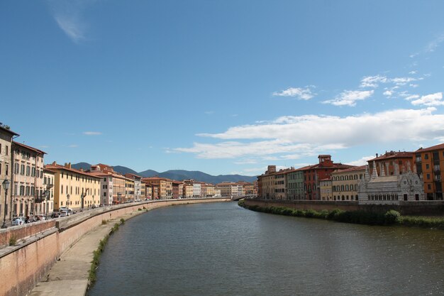 Fiume arno pisa italia con un cielo blu chiaro