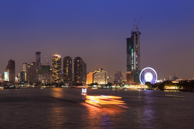 Fiume Chao phraya e paesaggio urbano di Bangkok al crepuscolo