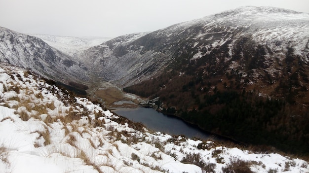 Fiume che scorre attraverso la montagna coperta di neve