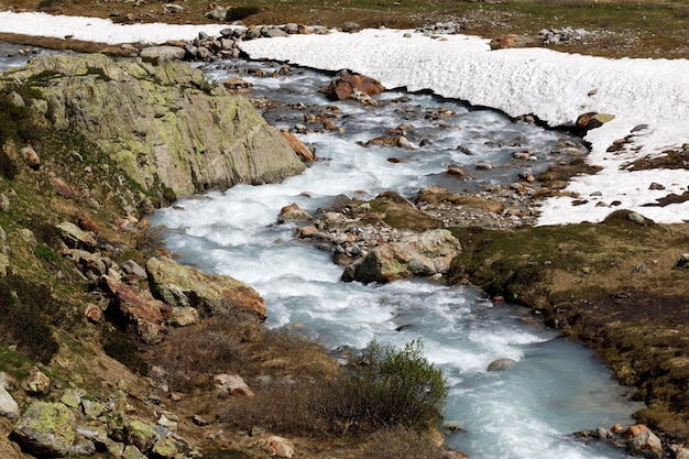 Fiume di montagna nel passo di Susten situato in Svizzera in inverno durante il giorno