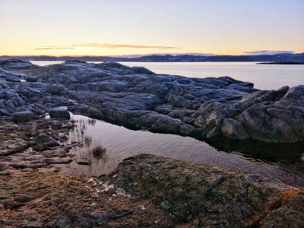 fiume durante un tramonto affascinante a Ostre Halsen, Norvegia