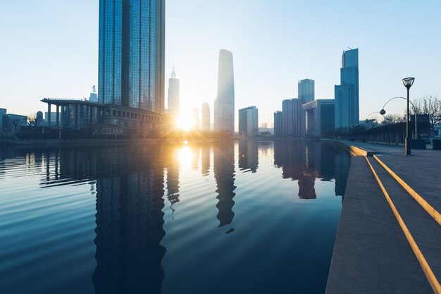 Fiume e costruzioni moderne contro il cielo