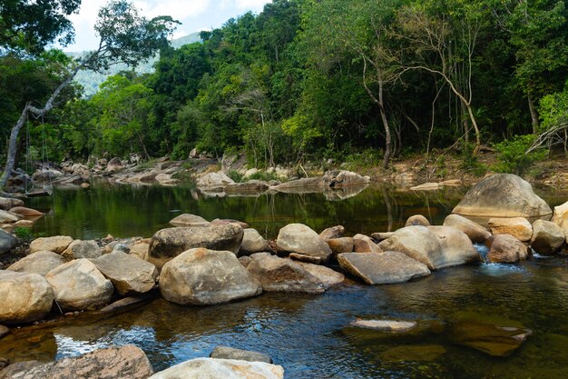 Fiume in mezzo a rocce e alberi a Ba Ho Waterfalls Cliff in Vietnam