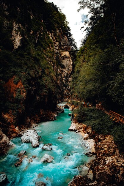 Fiume tra montagna rocciosa marrone e verde durante il giorno