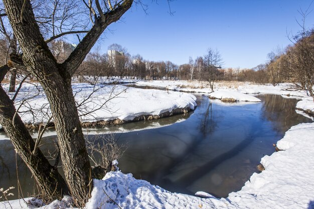 Fiume Yauza a Mosca durante l'inverno con il terreno coperto di neve