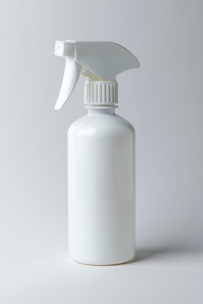 Flacone spray bianco su sfondo semplice