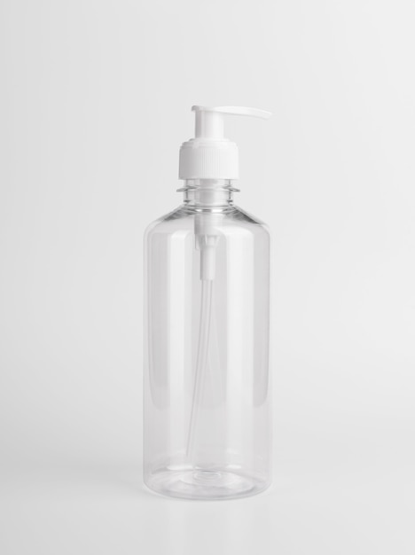 Flacone trasparente di plastica bianco con pompa airless del distributore con etichetta e pubblicità per gel, sapone, alcool, crema e cosmetici.