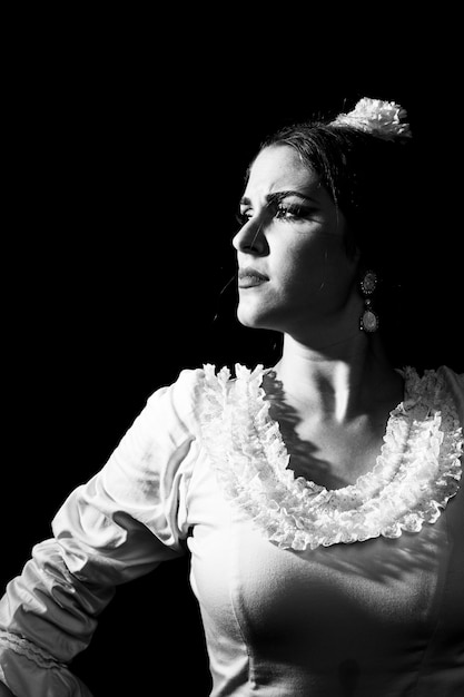 Flamenca in bianco e nero che osserva via