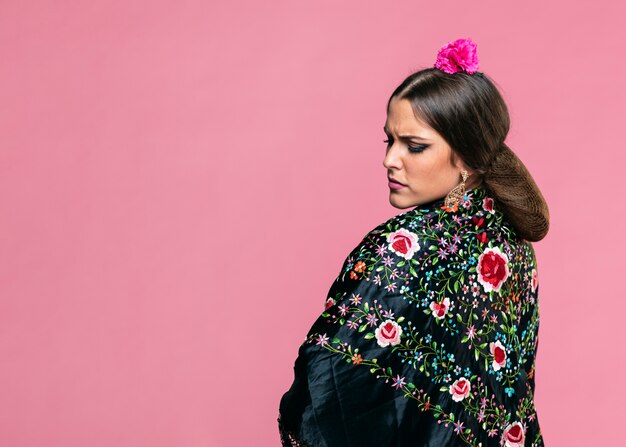 Flamenca indossa lo scialle di manila con sfondo rosa