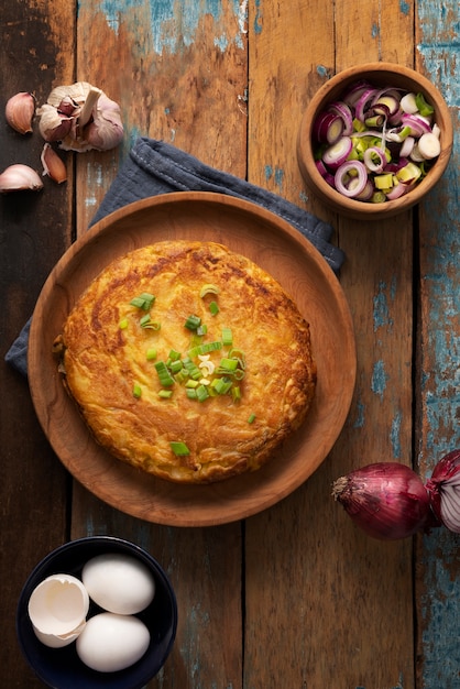 Flat lay deliziosa tortilla spagnola ancora in vita