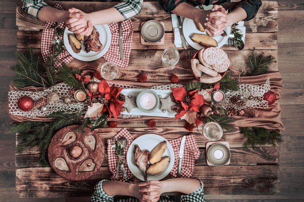 Flat-lay di amici mani mangiare e bere insieme. Vista dall'alto di persone che hanno festa, raccolta, celebrando insieme al tavolo rustico in legno
