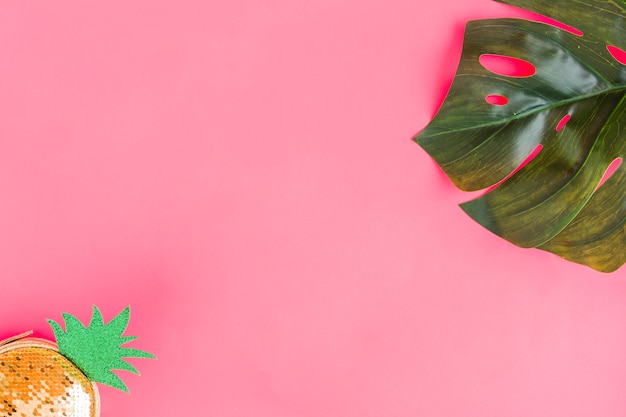 Flat lay di foglia e borsa elegante