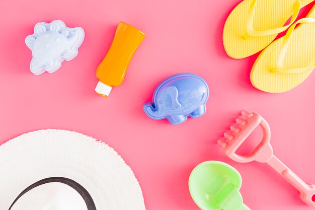 Flat lay di giocattoli di plastica e accessori