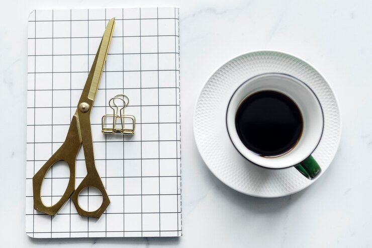 Foto gratuito flatlay di un&#39;area di lavoro femminile e femminile