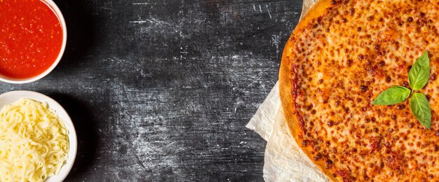 Flay lay pizza con salsa di pomodoro e mozzarella con copia-spazio