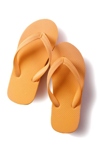 Flip-flop giallo isolato su sfondo bianco