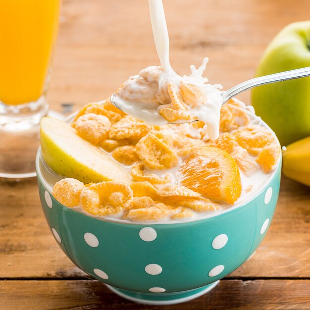 Flusso di latte sulla ciotola di muesli