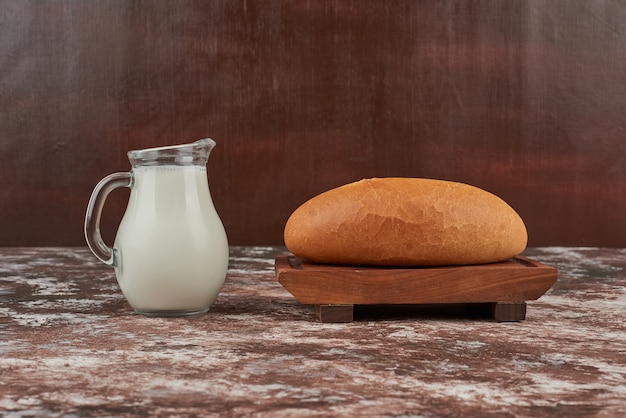 Focacce di pane con un barattolo di latte.