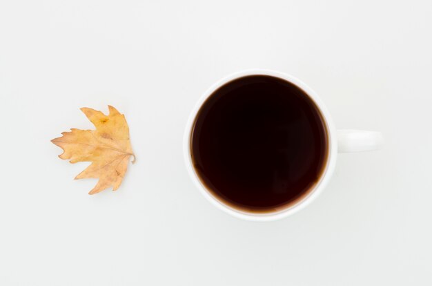 Foglia di autunno di vista superiore con caffè