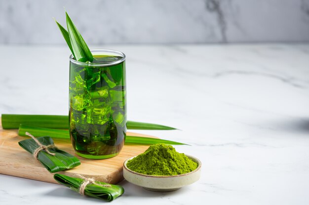 Foglia verde fresca del pandan sulla tavola