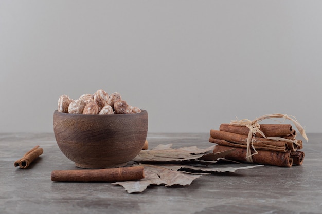 Foglie, confetteria e cannella sulla superficie del marmo