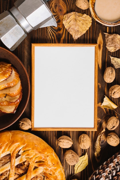 Foglie d&#39;autunno e cibo intorno alla cornice