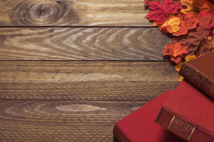 Foto gratuito foglie d'autunno vicino a libri