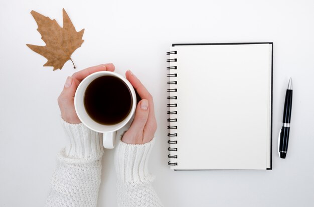 Foglie di autunno di vista superiore con caffè