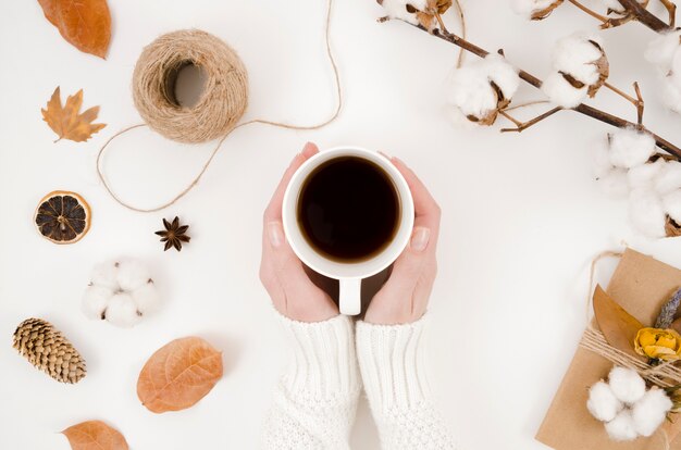 Foglie di autunno di vista superiore con caffè