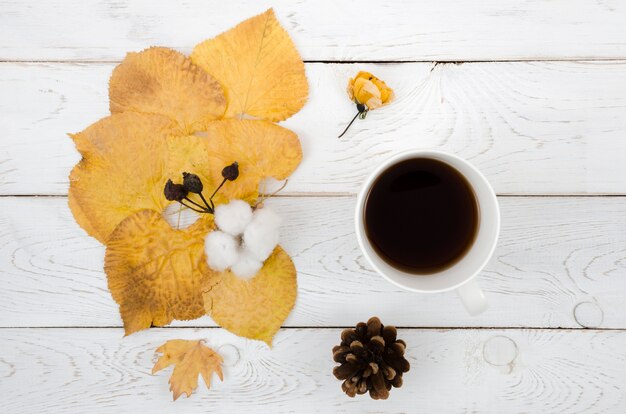 Foglie di autunno di vista superiore con caffè