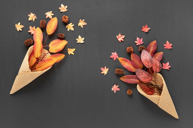 Foglie di autunno di vista superiore in coni gelato