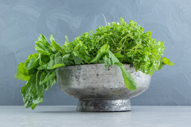 Foglie di menta piperita nella ciotola, sullo sfondo di marmo.