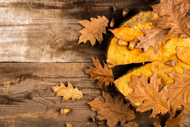 Foglie dorate sullo spazio di legno della copia del fondo