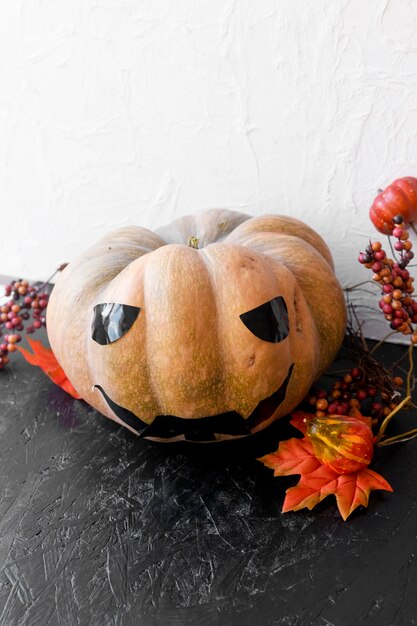 Foglie e bacche vicino a jack-o-lantern spaventoso