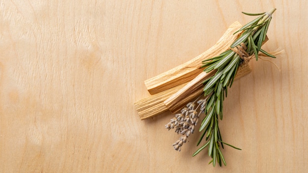 Foglie e bastoncini di legno copiano lo spazio