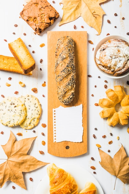 Foglie e carta vicino alla pasticceria