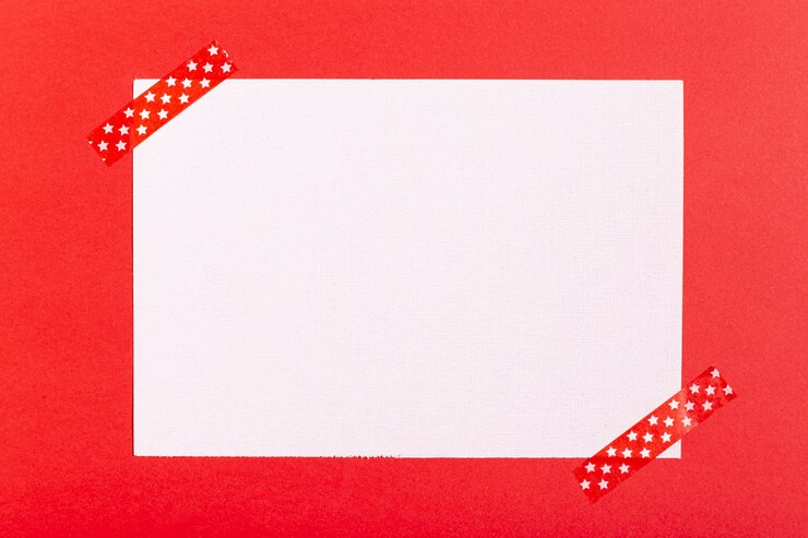 Foto gratuito foglio bianco su sfondo rosso