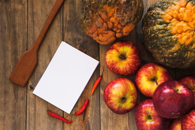 Foglio bianco vicino a frutta e verdura