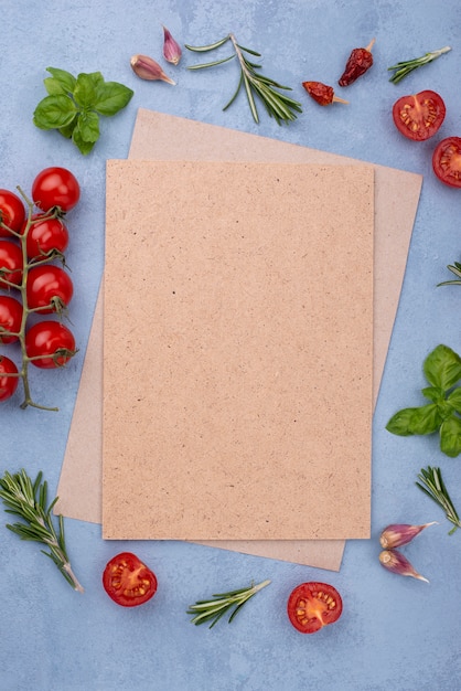 Foglio di carta bianco con cornice di ingredienti