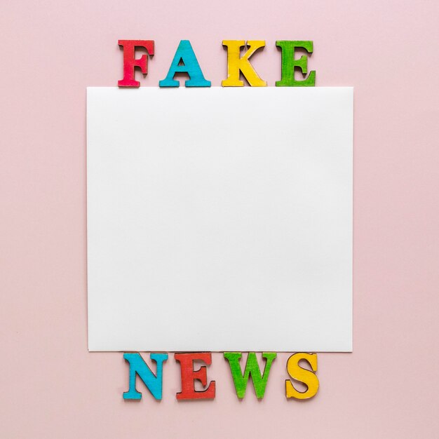 Foglio di carta con messaggio di fake news