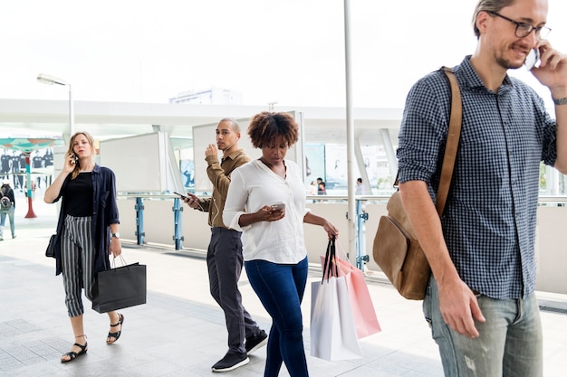 Folla di persone con i telefoni