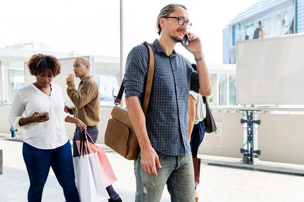 Folla di persone con i telefoni