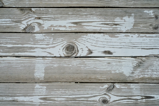 Fondo d'annata della plancia di legno bianco e scuro. Vecchio muro di legno. Parete in legno verniciato bianco stagionato.