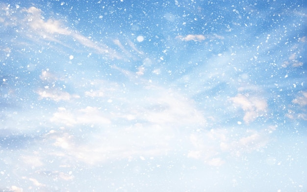 Fondo del cielo di Natale con i fiocchi di neve che cadono