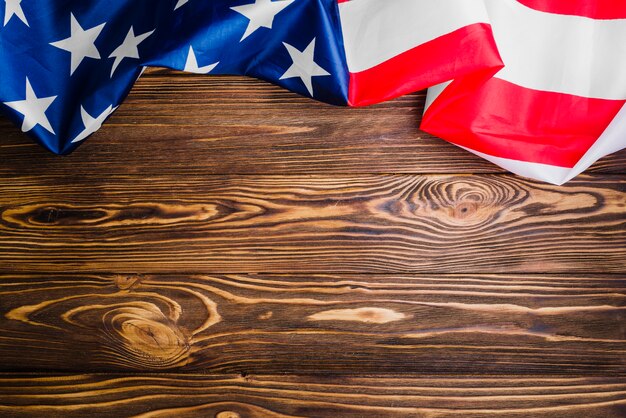 Fondo della bandiera americana con copyspace su superficie di legno
